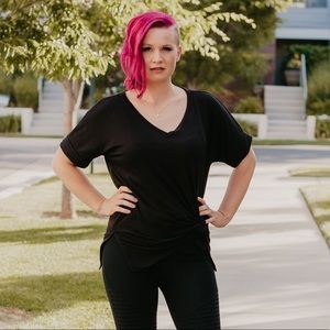 Loose fit v-neck black tee